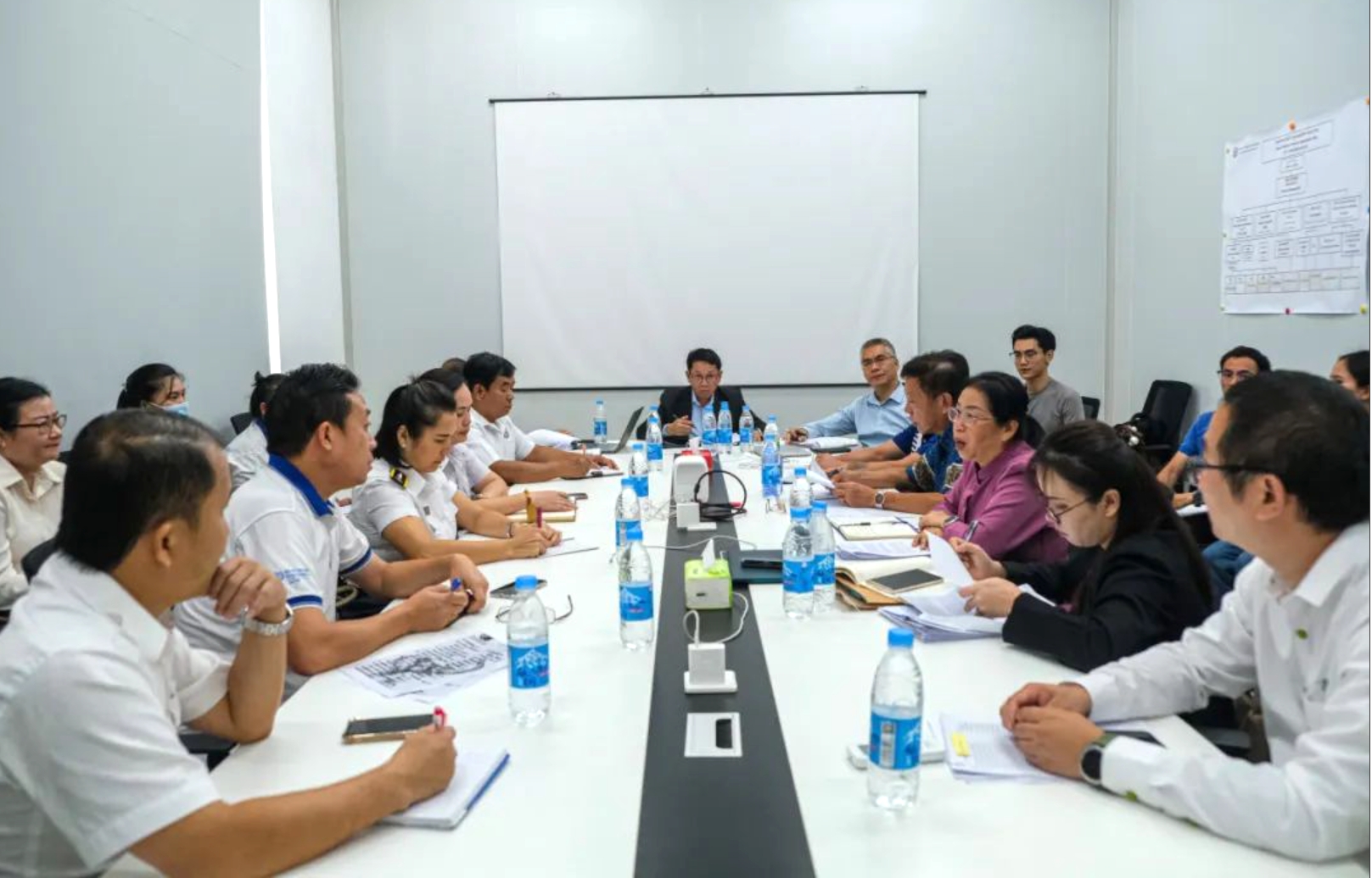 老挝国家药监局深入磨丁经济特区元素制药厂调研并指导工作